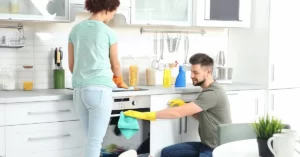 Bond cleaner in Brisbane doing end of lease cleaning