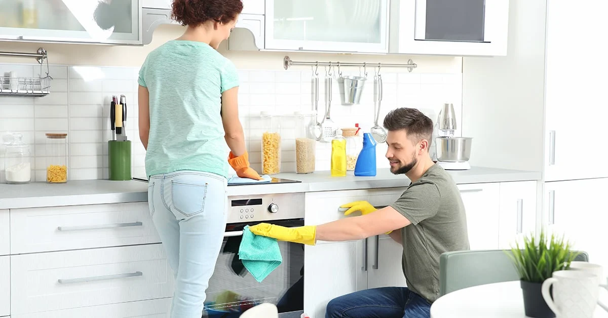 Bond cleaner in Brisbane doing end of lease cleaning